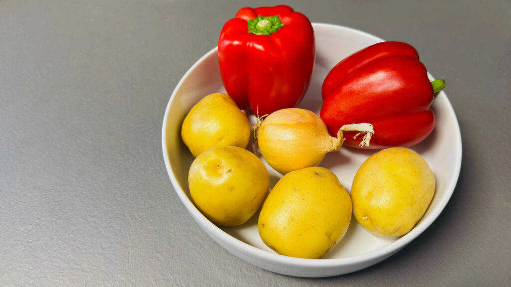Kartoffeln, Paprika und eine Zwiebel