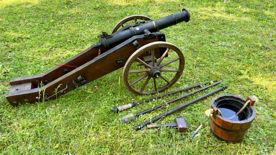 Field gun (military props)